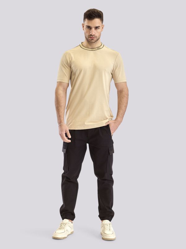 טישירט עם צווארון בהדפס