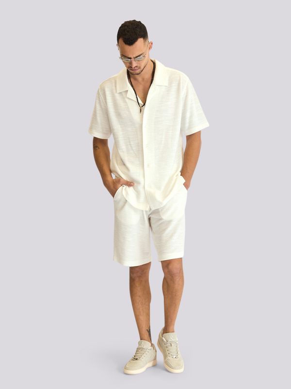 חולצה מכופתרת עם בד בטקסטורה