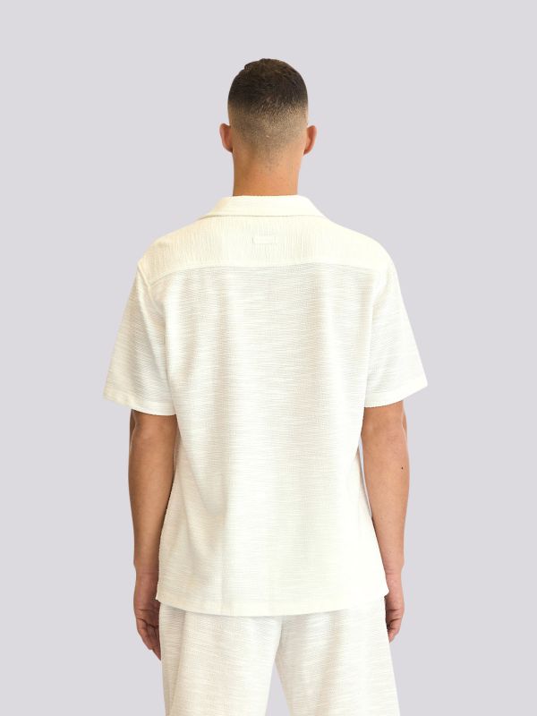 חולצה מכופתרת עם בד בטקסטורה