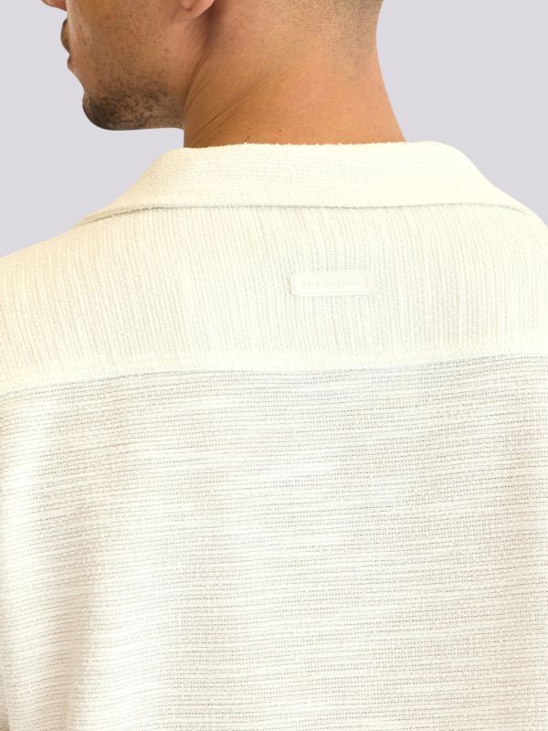 חולצה מכופתרת עם בד בטקסטורה