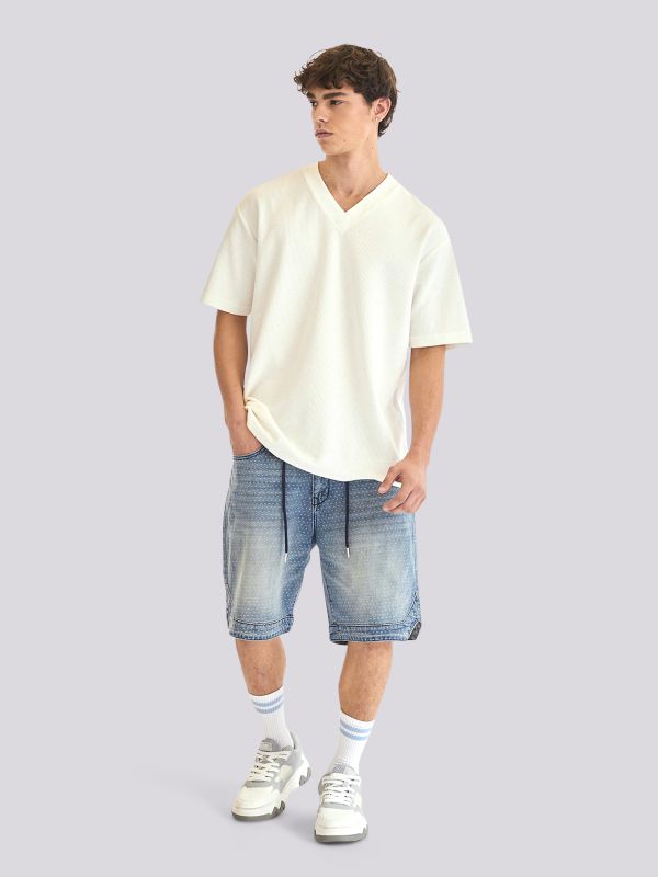 חולצת טי-שרט עם צווארון וי