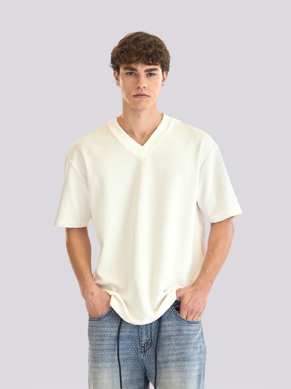 חולצת טי-שרט עם צווארון וי