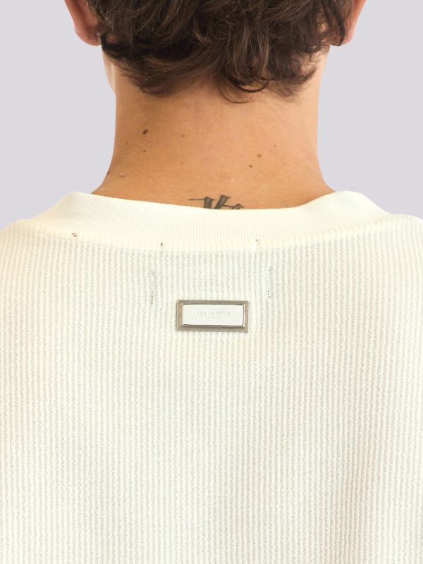 חולצת טי-שרט עם צווארון וי