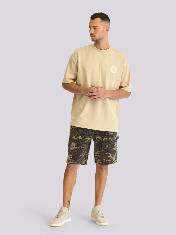 חולצת טישירט עם הדפס בצד