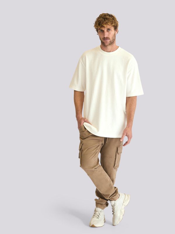 חולצת טי-שרט אוברסייז בגזרה רחבה ומשוחררת לגברים