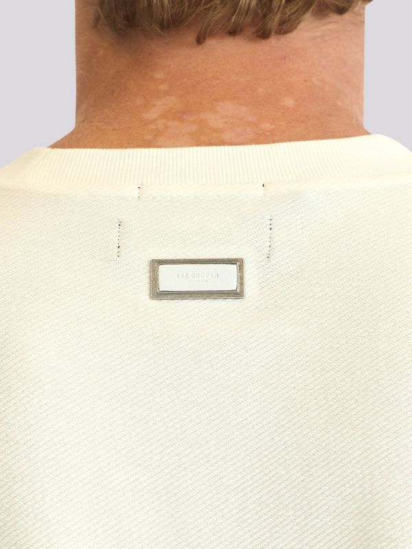 חולצת טי-שרט אוברסייז בגזרה רחבה ומשוחררת לגברים