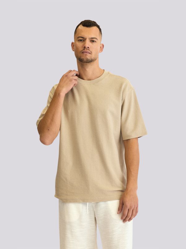 חולצת טי-שרט אוברסייז בגזרה רחבה ומשוחררת לגברים