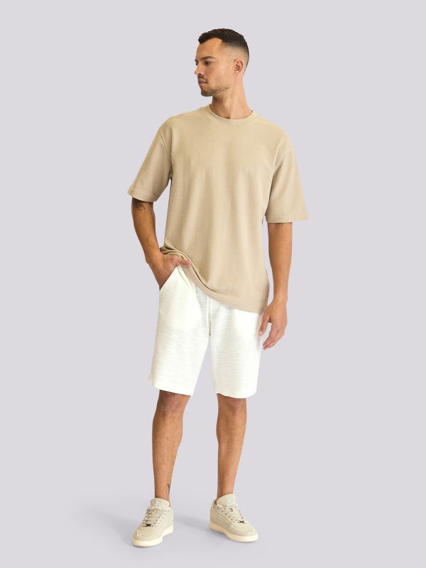 חולצת טי-שרט אוברסייז בגזרה רחבה ומשוחררת לגברים