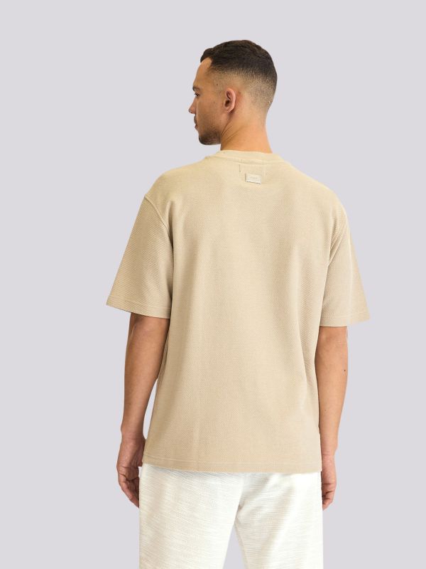 חולצת טי-שרט אוברסייז בגזרה רחבה ומשוחררת לגברים