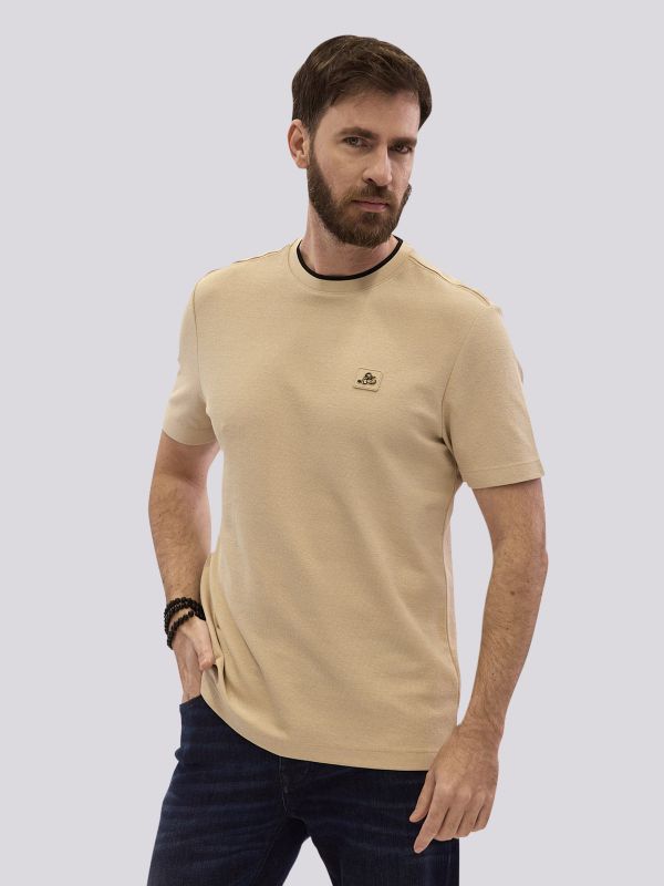 חולצת טי-שרט אופנתית בגזרה ישרה לגברים