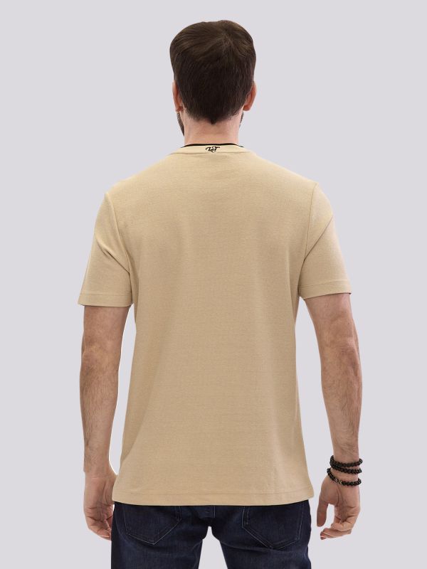 חולצת טי-שרט אופנתית בגזרה ישרה לגברים