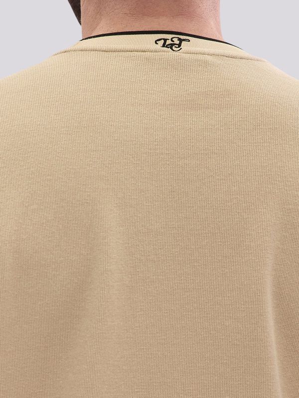 חולצת טי-שרט אופנתית בגזרה ישרה לגברים