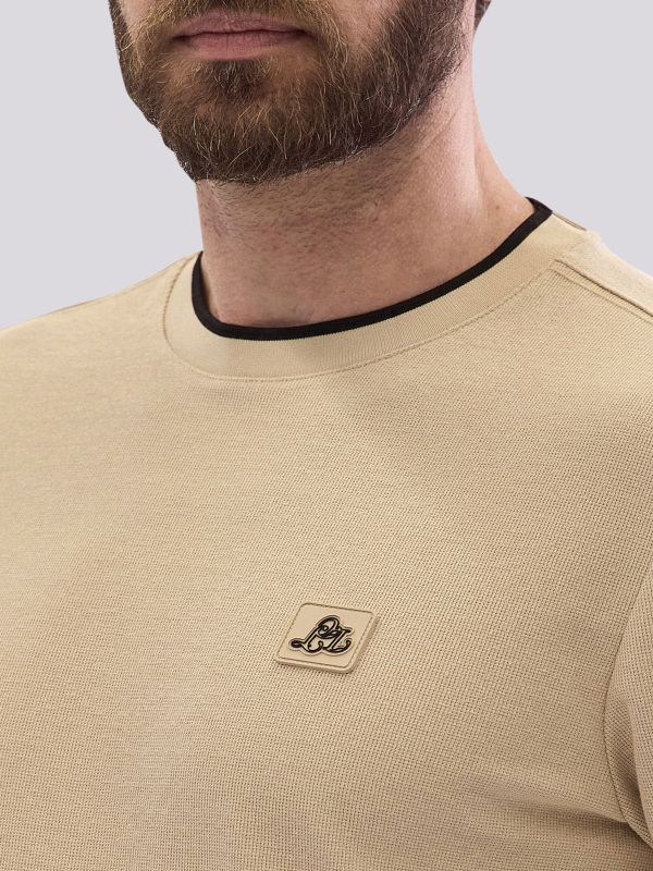 חולצת טי-שרט אופנתית בגזרה ישרה לגברים