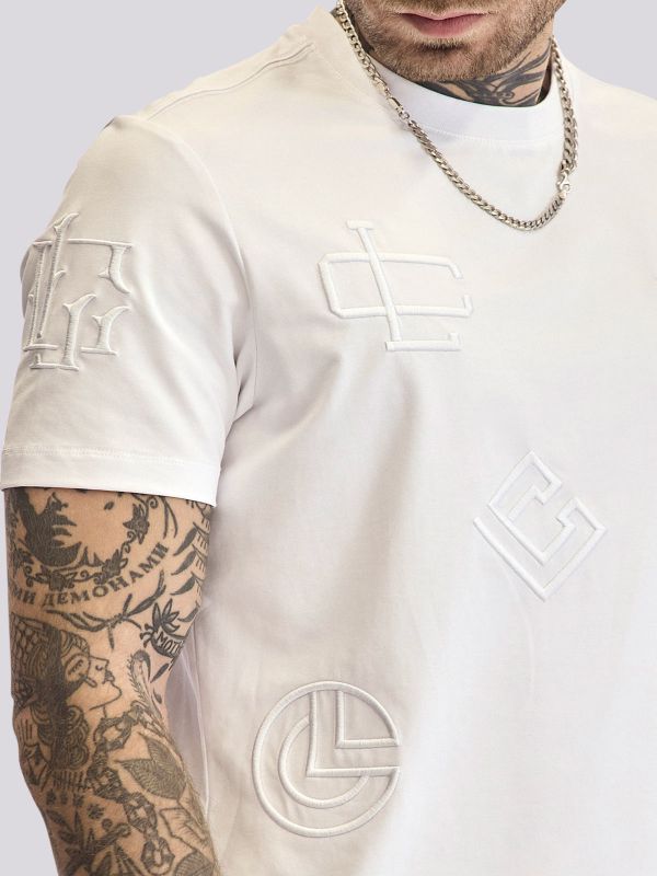 חולצת טי-שרט במראה נקי ומינימליסטי לגברים