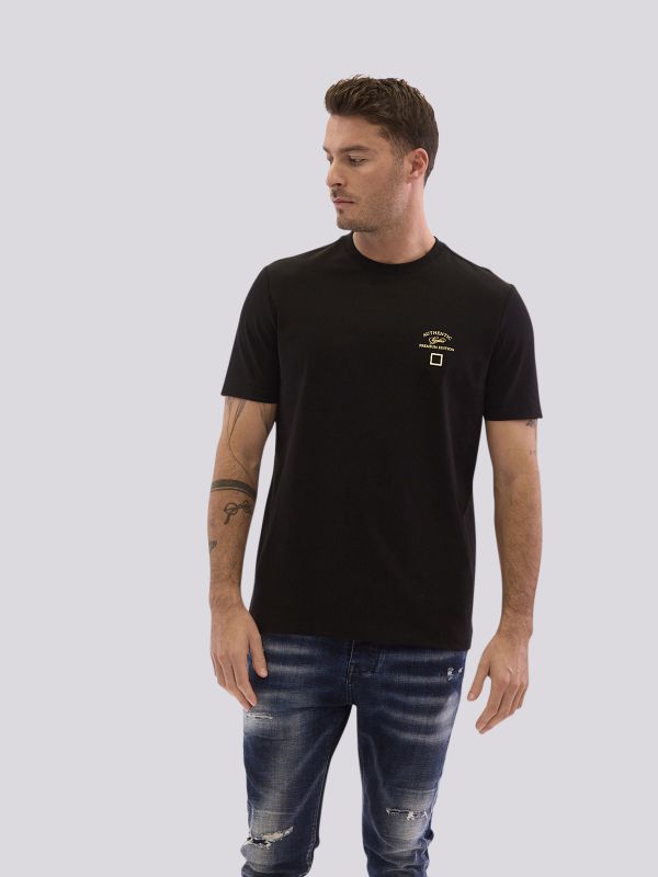 חולצת טי-שרט עם הדפס גרפי בחזית לגברים