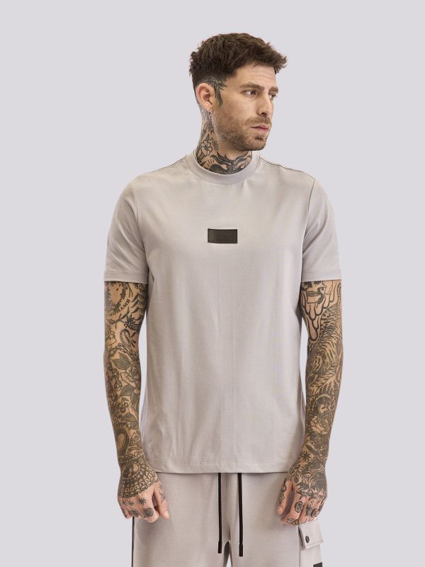 חולצת טי-שרט עם רקמה עדינה וסיומת מוקפדת לגברים