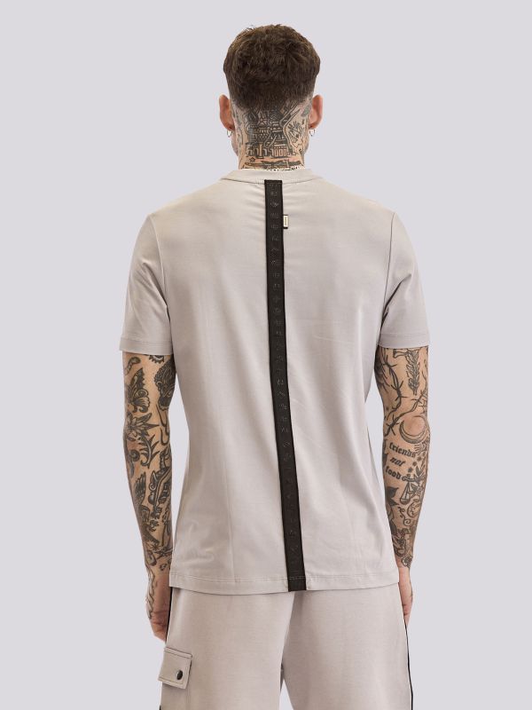 חולצת טי-שרט עם רקמה עדינה וסיומת מוקפדת לגברים