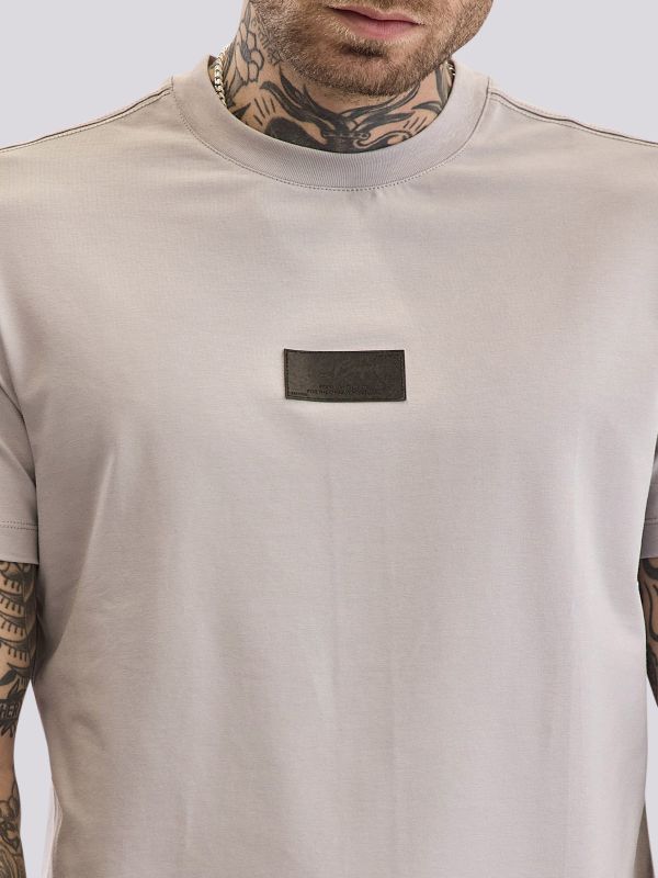 חולצת טי-שרט עם רקמה עדינה וסיומת מוקפדת לגברים