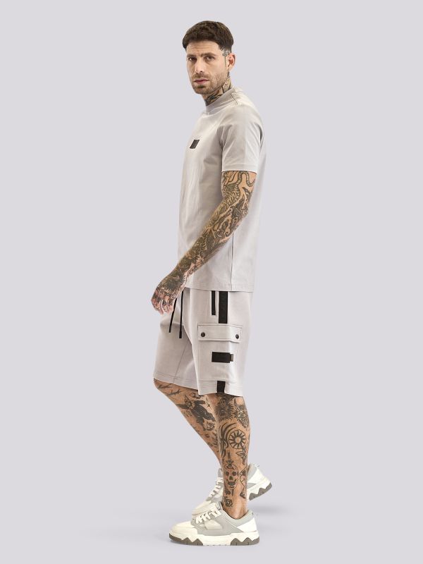 חולצת טי-שרט עם רקמה עדינה וסיומת מוקפדת לגברים