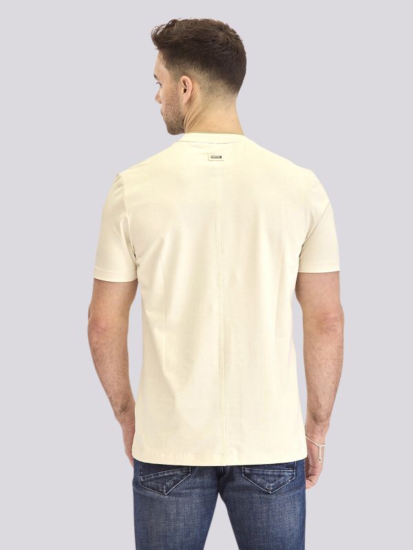 חולצת טי-שרט עם שילובי טקסטורות והדפסים לגברים