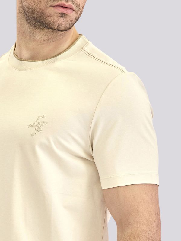 חולצת טי-שרט עם שילובי טקסטורות והדפסים לגברים