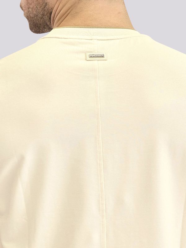 חולצת טי-שרט עם שילובי טקסטורות והדפסים לגברים