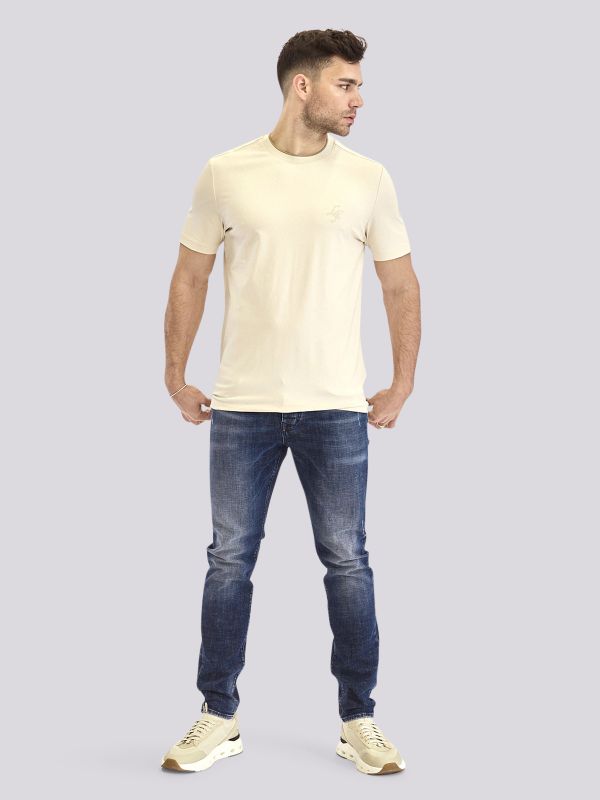 חולצת טי-שרט עם שילובי טקסטורות והדפסים לגברים