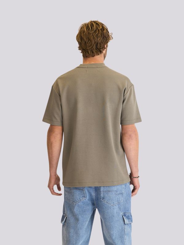 חולצת טי-שרט עם הדפס לוגו בחזית לגברים