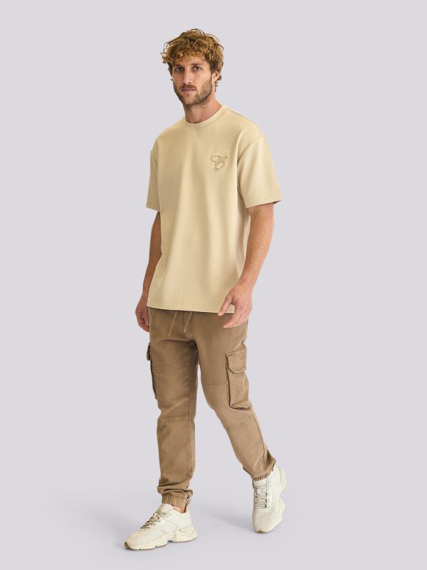 חולצת טי-שרט עם הדפס לוגו בחזית לגברים