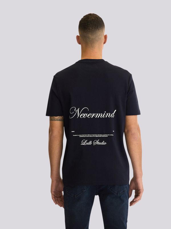 חולצת טי-שרט אוברסייז בגזרה רחבה עם מיתוג מינימליסטי לגברים