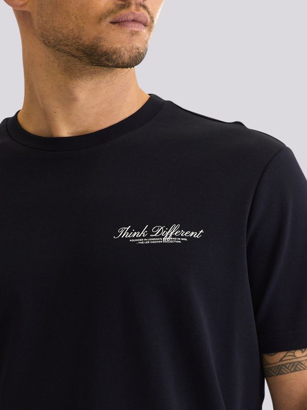 חולצת טי-שרט אוברסייז בגזרה רחבה עם מיתוג מינימליסטי לגברים