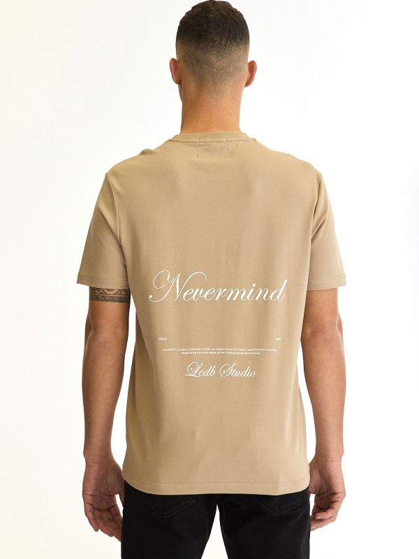 חולצת טי-שרט אוברסייז בגזרה רחבה עם מיתוג מינימליסטי לגברים