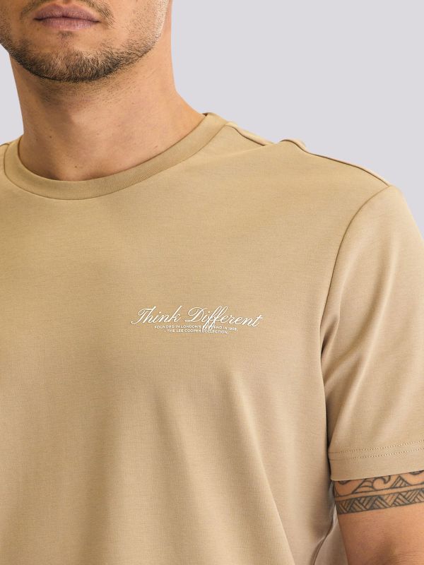 חולצת טי-שרט אוברסייז בגזרה רחבה עם מיתוג מינימליסטי לגברים