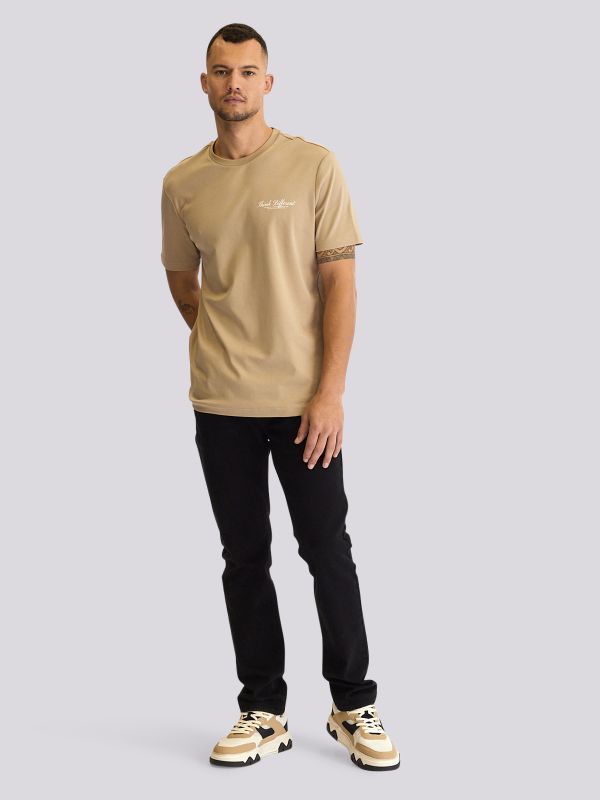 חולצת טי-שרט אוברסייז בגזרה רחבה עם מיתוג מינימליסטי לגברים