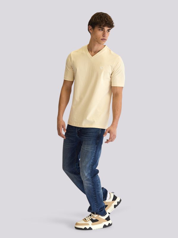 חולצת טי-שרט בעיצוב קלאסי עם דגש על תיפורים לגברים