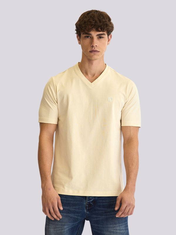 חולצת טי-שרט בעיצוב קלאסי עם דגש על תיפורים לגברים