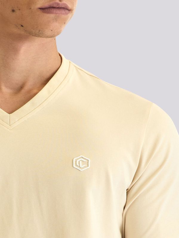 חולצת טי-שרט בעיצוב קלאסי עם דגש על תיפורים לגברים