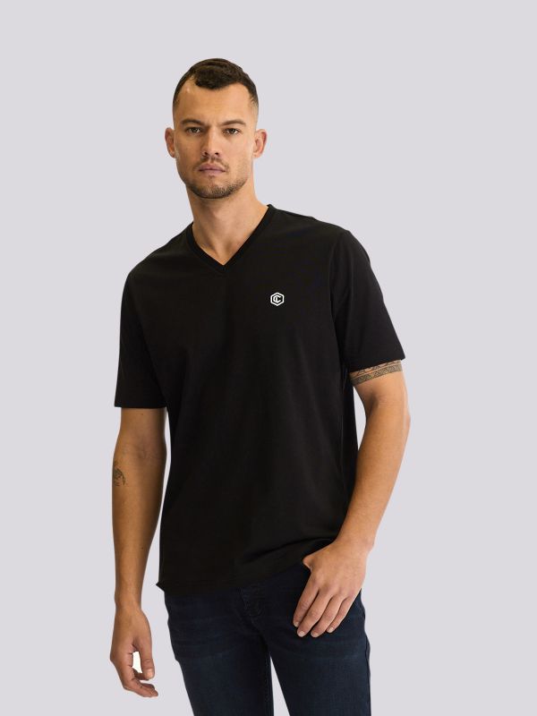 חולצת טי-שרט בעיצוב קלאסי עם דגש על תיפורים לגברים