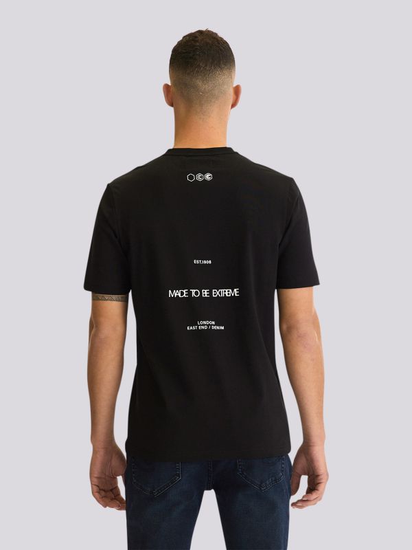 חולצת טי-שרט בעיצוב קלאסי עם דגש על תיפורים לגברים