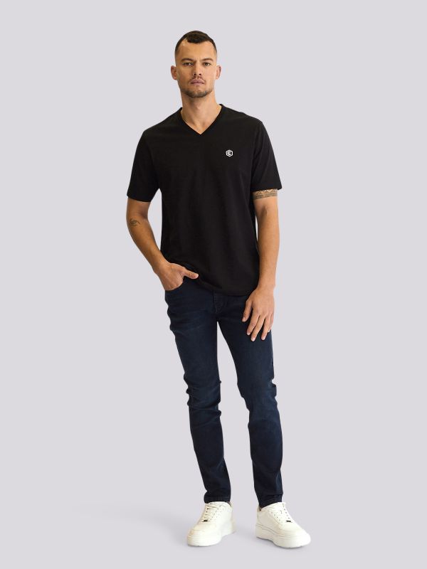 חולצת טי-שרט בעיצוב קלאסי עם דגש על תיפורים לגברים