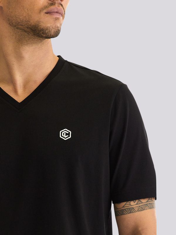 חולצת טי-שרט בעיצוב קלאסי עם דגש על תיפורים לגברים