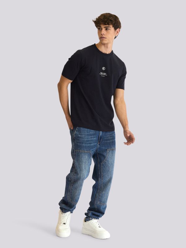 חולצת טי-שרט בגזרה מחמיאה עם הדפס אמנותי לגברים