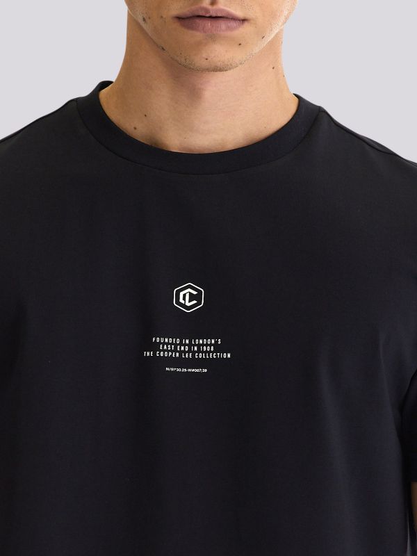 חולצת טי-שרט בגזרה מחמיאה עם הדפס אמנותי לגברים