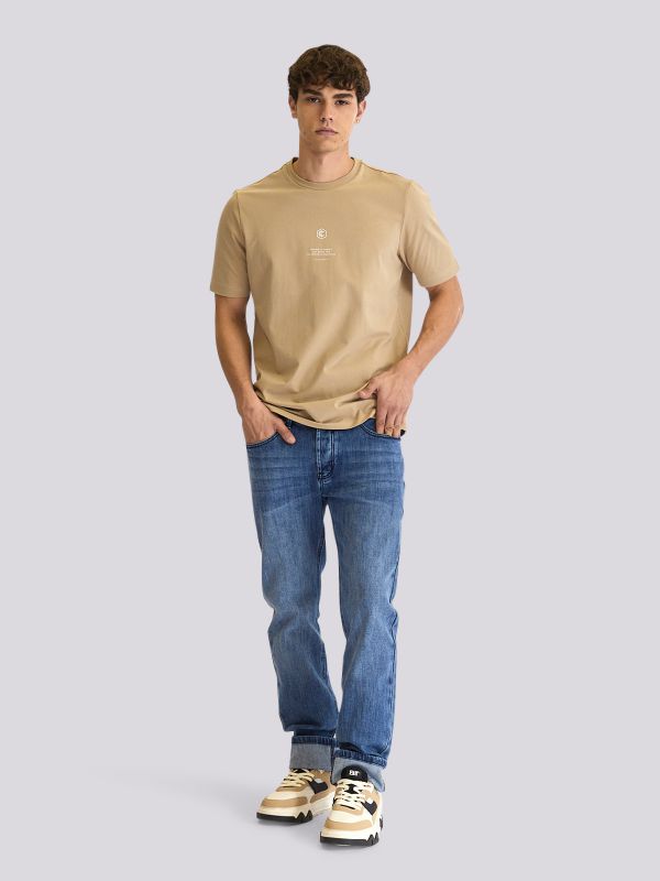 חולצת טי-שרט בגזרה מחמיאה עם הדפס אמנותי לגברים