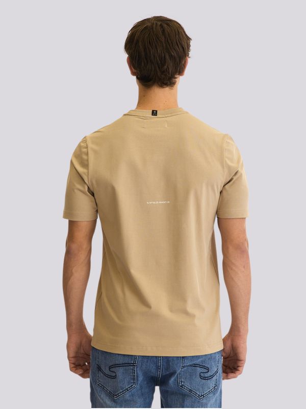 חולצת טי-שרט בגזרה מחמיאה עם הדפס אמנותי לגברים