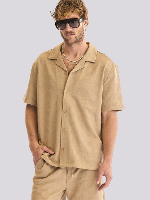 חולצה מכופתרת עם הדפס גרפי קטן לגברים