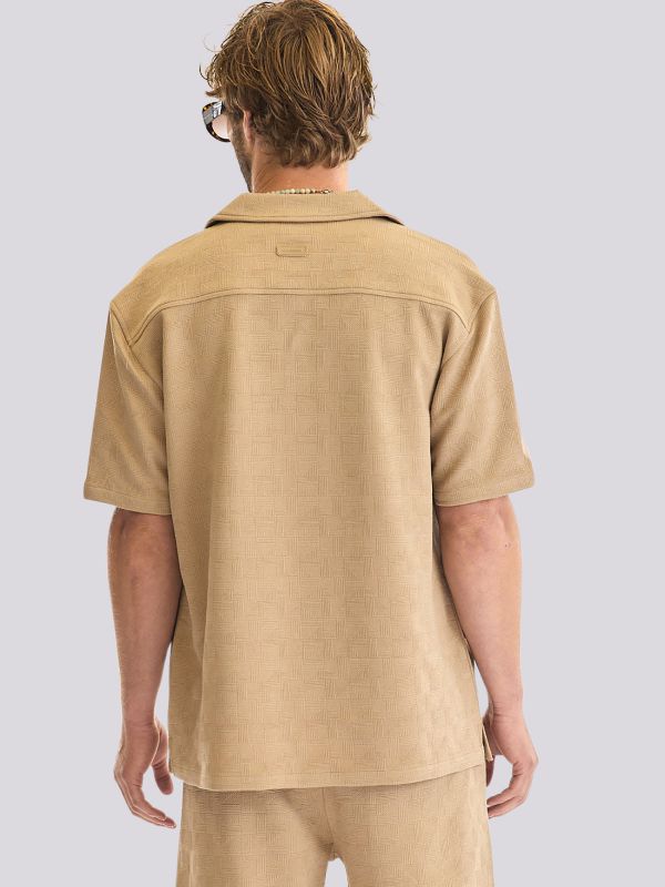 חולצה מכופתרת עם הדפס גרפי קטן לגברים