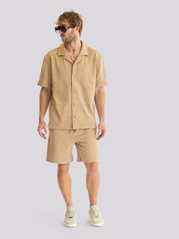 חולצה מכופתרת עם הדפס גרפי קטן לגברים