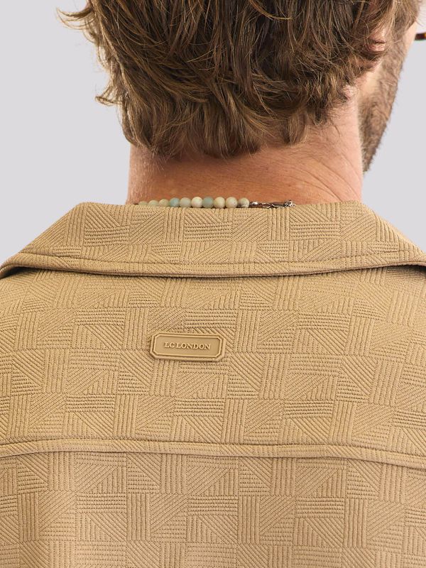 חולצה מכופתרת עם הדפס גרפי קטן לגברים