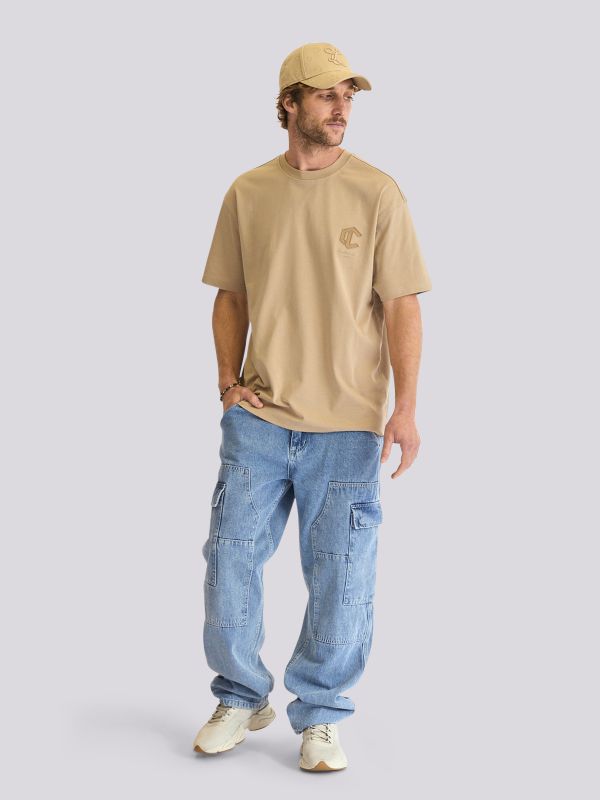 חולצת טי-שרט אוברסייז עם הדפסי מותג בולטים לגברים